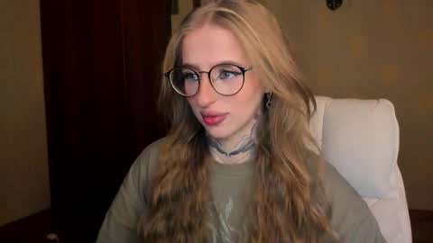 Julia online show from November 24, 2025, 5:40 am