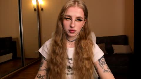 Julia online show from April 22, 2026, 5:32 am