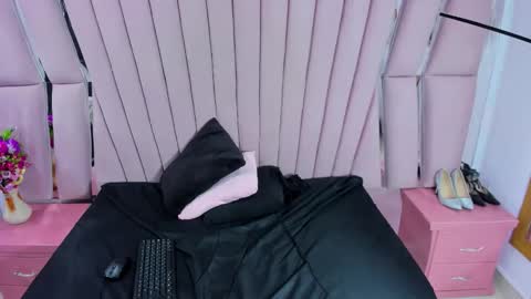 hazel_18_ online show from April 18, 2026, 7:58 pm