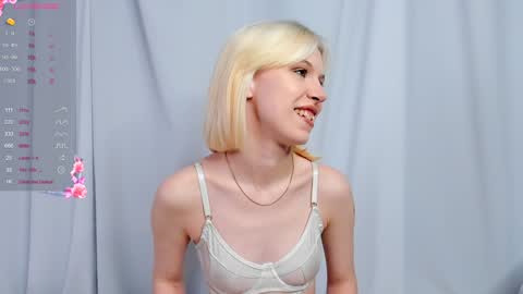 Snapshot of heaven_blonde chatting on December 25, 2024, 2:56 pm Our names are Anette and Alice online show from December 25, 2024, 2:56 pm