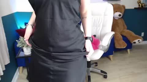 hebelongs2her online show from November 6, 2025, 8:43 pm