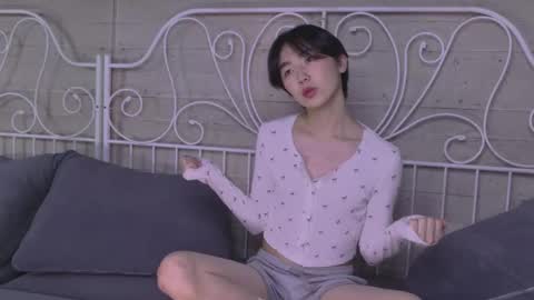 HEEJIN online show from October 23, 2025, 8:40 pm