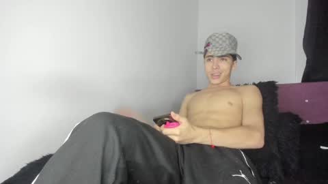 heellboy_ online show from May 14, 2026, 5:03 am