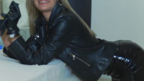 Snapshot of hefner_girl chatting on January 18, 2025, 2:03 am Helen online show from January 18, 2025, 2:03 am