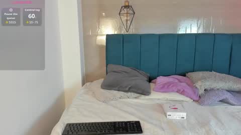 heidi_feuer online show from October 7, 2025, 12:24 pm
