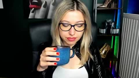 Snapshot of heidi_pleasure chatting on June 18, 2026, 4:24 am Heidi online show from June 18, 2026, 4:24 am