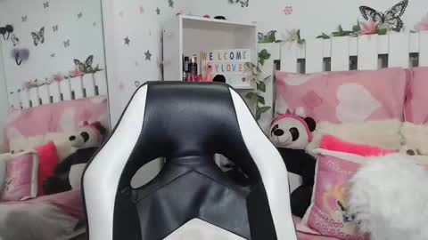 Snapshot of hela_sexy_xx chatting on December 23, 2025, 3:59 am hella online show from December 23, 2025, 3:59 am