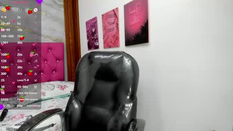 Snapshot of helen_russoo chatting on June 27, 2026, 6:46 pm Helen online show from June 27, 2026, 6:46 pm