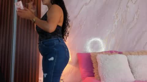 Helena Santos  online show from April 17, 2026, 8:01 pm