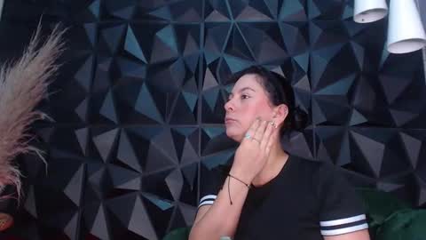 Helena Saenz online show from December 18, 2025, 12:33 pm