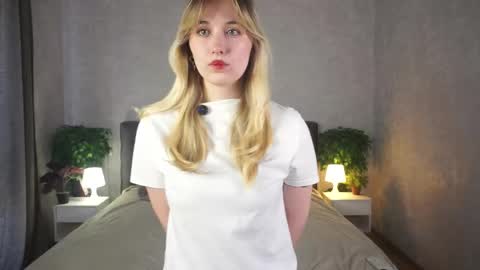 Snapshot of helenstormes chatting on April 16, 2026, 9:10 am Bella online show from April 16, 2026, 9:10 am