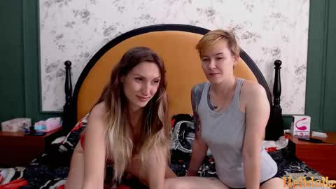 Snapshot of helldollz chatting on October 24, 2025, 8:33 am HellDollz  online show from October 24, 2025, 8:33 am