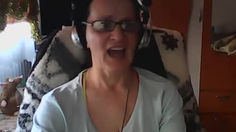 hellenmarie online show from December 15, 2024, 11:45 am