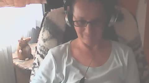 hellenmarie online show from October 14, 2025, 10:27 am