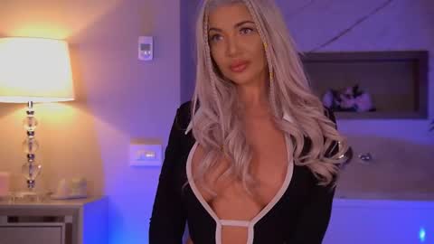 Snapshot of hellenroyy chatting on October 26, 2025, 4:29 am hellenroyy online show from October 26, 2025, 4:29 am