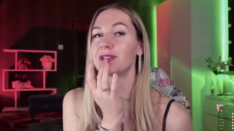 Snapshot of hello_lisha chatting on October 27, 2025, 8:18 am Alisia Monday to Friday from 10 am to 4 pm GMT 2 online show from October 27, 2025, 8:18 am