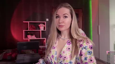 Snapshot of hello_lisha chatting on November 1, 2025, 8:16 am Alisia Monday to Friday from 10 am to 4 pm GMT 2 online show from November 1, 2025, 8:16 am