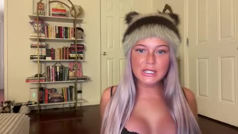 hellokittyluverr online show from November 4, 2025, 6:01 am