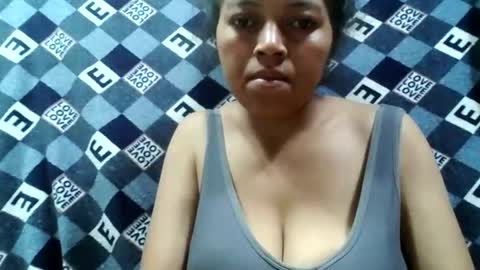 Snapshot of henitsaldy chatting on September 14, 2025, 2:38 pm henitsaldy online show from September 14, 2025, 2:38 pm