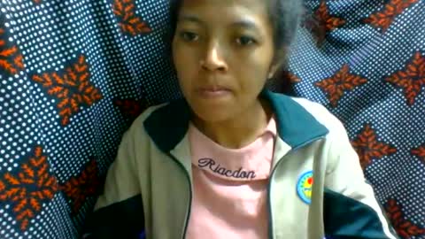 Snapshot of henitsaldy chatting on July 10, 2026, 9:45 am henitsaldy online show from July 10, 2026, 9:45 am