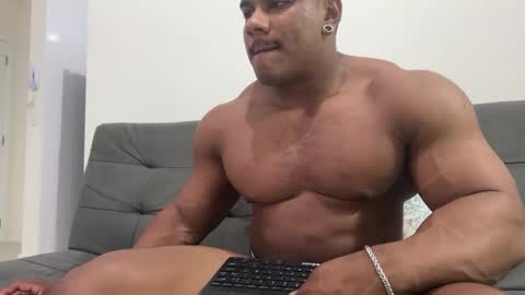 Snapshot of henrimusclee chatting on January 14, 2025, 12:11 am Henri online show from January 14, 2025, 12:11 am