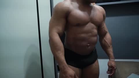 Snapshot of henrimusclee chatting on November 4, 2025, 1:16 am Henri online show from November 4, 2025, 1:16 am