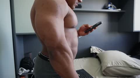 Snapshot of henrimusclee chatting on November 25, 2025, 7:03 pm Henri online show from November 25, 2025, 7:03 pm