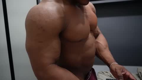 Snapshot of henrimusclee chatting on November 27, 2025, 11:18 pm Henri online show from November 27, 2025, 11:18 pm