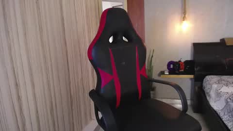 Snapshot of hera_divine chatting on November 6, 2025, 9:37 pm HERA online show from November 6, 2025, 9:37 pm