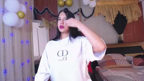 Snapshot of hera_divine chatting on December 3, 2025, 7:01 pm HERA online show from December 3, 2025, 7:01 pm