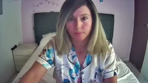 Snapshot of hestesiaxx chatting on July 13, 2026, 2:03 am Hestesiaxx online show from July 13, 2026, 2:03 am