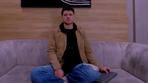 heteros men online show from December 20, 2025, 2:02 pm