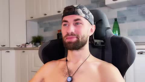 Arnold online show from November 28, 2025, 2:42 pm