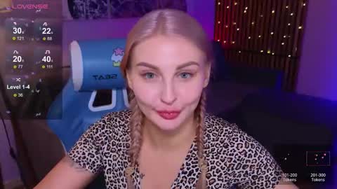 Snapshot of hey_cassie chatting on November 17, 2025, 4:13 pm hey_cassie online show from November 17, 2025, 4:13 pm