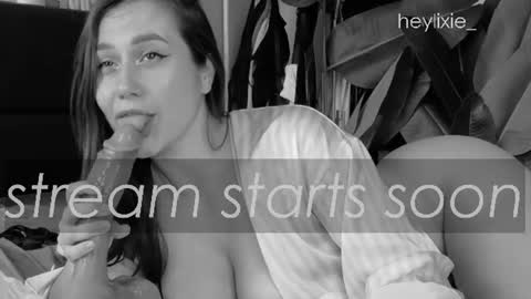 Snapshot of heylixie_ chatting on July 29, 2026, 8:23 am Li online show from July 29, 2026, 8:23 am