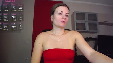 Lina online show from November 17, 2025, 8:09 am