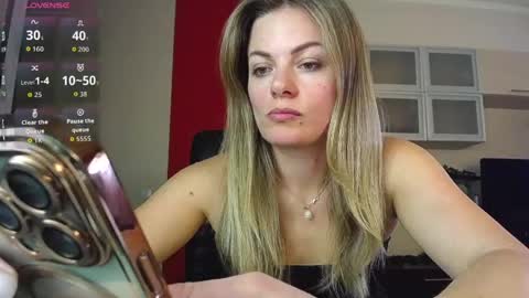 Snapshot of hi_bye_ chatting on April 23, 2026, 12:29 pm Lina online show from April 23, 2026, 12:29 pm