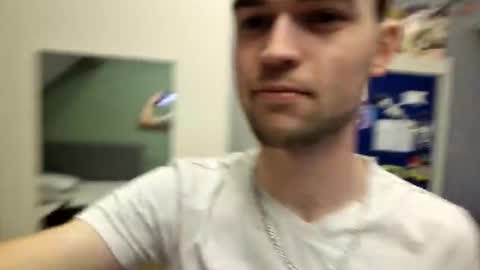 Snapshot of hi_felix chatting on December 4, 2025, 2:15 pm online show from December 4, 2025, 2:15 pm