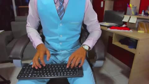 Snapshot of hiddenoffice chatting on December 24, 2024, 12:22 am George online show from December 24, 2024, 12:22 am