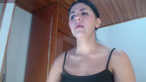 hilaril18 online show from November 30, 2025, 3:27 pm