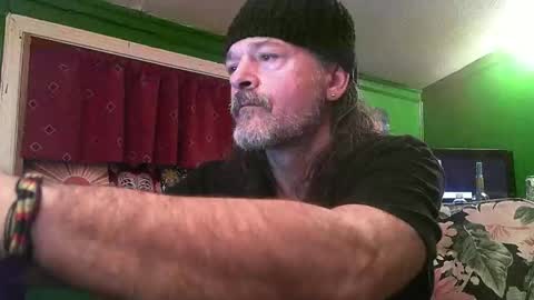 hippiedad333 online show from April 16, 2026, 7:09 am