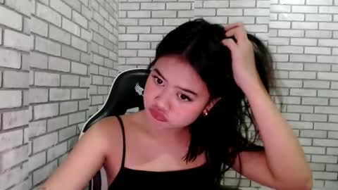 hoelyfloryn online show from April 16, 2026, 12:06 pm