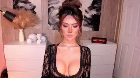 Snapshot of holee_laura chatting on June 19, 2026, 11:03 am Ms. Laura online show from June 19, 2026, 11:03 am