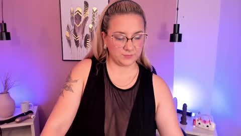 Hollie online show from October 7, 2025, 12:02 pm