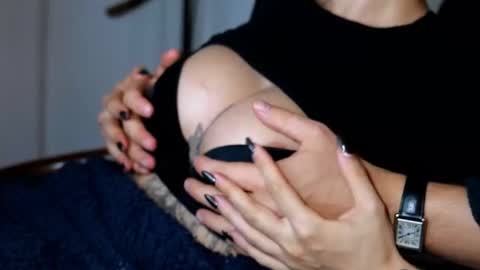 Hollie and Charlie online show from November 25, 2025, 8:09 pm