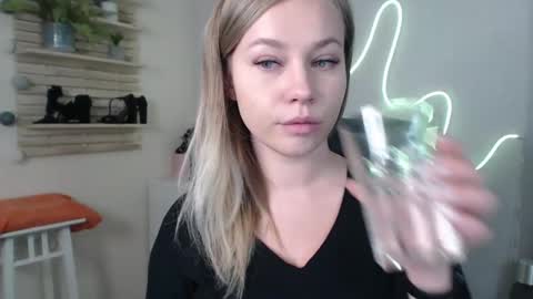 Holly online show from December 6, 2024, 1:51 am