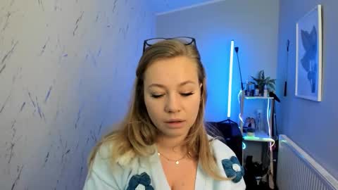 Holly online show from September 30, 2025, 5:07 pm