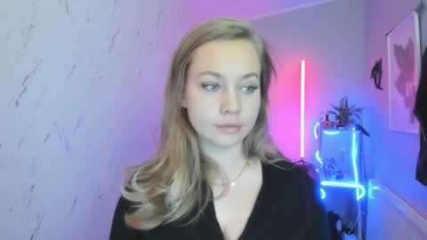 Holly online show from October 21, 2025, 6:19 pm