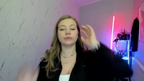 Holly online show from January 13, 2026, 9:20 pm