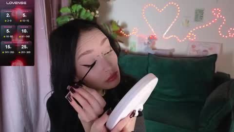 holly_berryy_ online show from October 5, 2025, 1:48 am